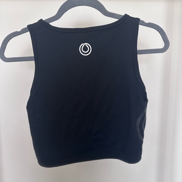 Monat athletic crop with built in bra - Picture 2 of 3